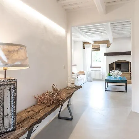 Casanostra 12, Emma Villa