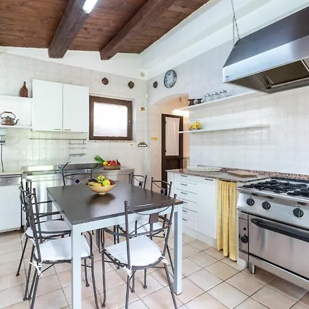 Casanostra 12, Emma Villa *