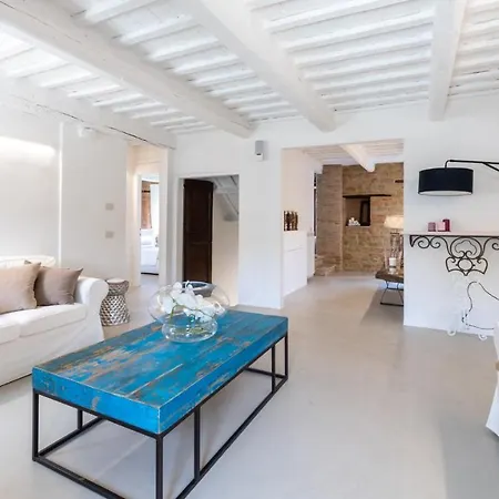 Casanostra 12, Emma Villa