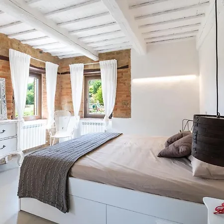 Casanostra 12, Emma Villa San Ginesio