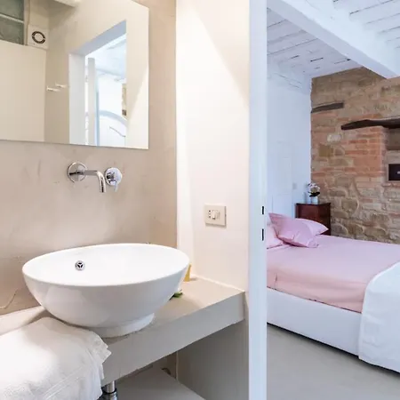 Casanostra 12, Emma Villa San Ginesio