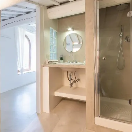 Casanostra 12, Emma Villa San Ginesio