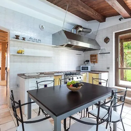 Casanostra 12, Emma Villa San Ginesio