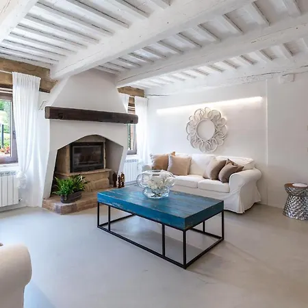 Casanostra 12, Emma Villa