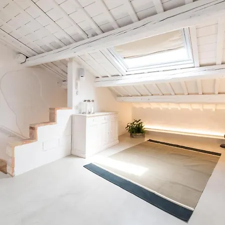 Casanostra 12, Emma Villa