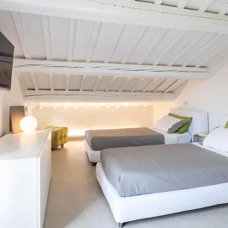 Casanostra 12, Emma Villa