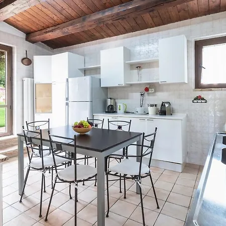 Casanostra 12, Emma Villa *