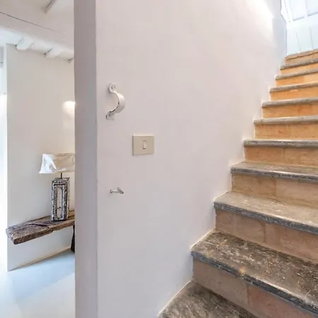 Casanostra 12, Emma Villa *