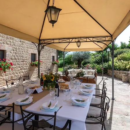 Casanostra 12, Emma Villa San Ginesio